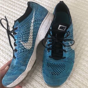 Womens Nike fly knot running shoes